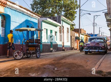 Typische Straße in Trinidad, Kuba gesehen im November 2015 vor Sonnenuntergang. Stockfoto