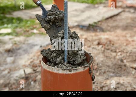 Installation von Pfählen Fundament, Füllung ist gebohrt Stapel von Beton. Konstruktion. Im Freien Stockfoto