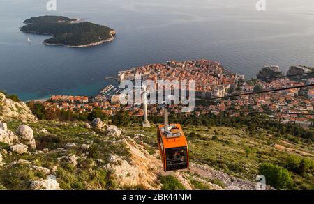 Seilbahn, die an einem Abend im Mai 2017 von der Spitze des SRD Berges nach Dubrovnik fährt, mit Blick auf den touristischen Hotspot. Stockfoto