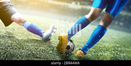 Fußballspieler Frau Schiebetüren Angriff den Ball von seinem Gegner auf Fußball-Feld am Stadion Stockfoto