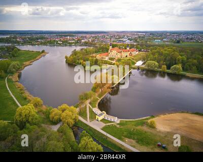 Luftbild der mittelalterlichen Burg in Nesvizh. Niasvizh antike Stadt im Frühling. Region Minsk, Weißrussland Stockfoto