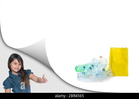 Nettes kleines Mädchen zeigt einen Stapel von PET-Flaschen sortiert Abfälle mit bereit gelben Beutel auf dem weißen Hintergrund bereit für Ihren Text. Alle potenziellen Handelsbeziehungen Stockfoto