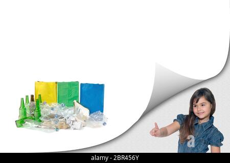 Nettes kleines Mädchen zeigt einen Stapel von sortierten Abfall mit fertig farbigen Taschen auf dem weißen Hintergrund bereit für Ihren Text. Alle potenziellen Marken sind Stockfoto