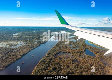 Blick aus dem Flugzeug auf den Amazonas, in der Nähe der Stadt Iquitos, Peru. Stockfoto