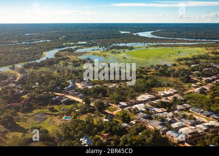 Blick auf die Stadt Iquitos, auf dem Amazonas-Fluss aus einem Flugzeug. Stockfoto