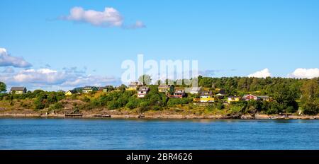 Oslo, Ostlandet / Norwegen - 2019/09/02: Panoramablick auf die Insel Lindoya am Oslofjord Hafen mit Sommerhäusern am Ufer im Frühherbst Stockfoto