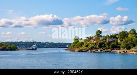 Oslo, Ostlandet / Norwegen - 2019/09/02: Panoramablick auf die Insel Lindoya am Oslofjord Hafen mit Sommerhäusern am Ufer im Frühherbst Stockfoto