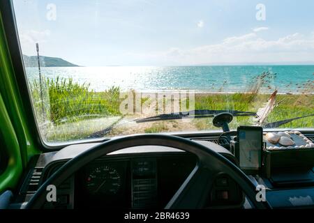 Vintage Minivan Camper direkt zum Strand. Innenansicht. Stockfoto