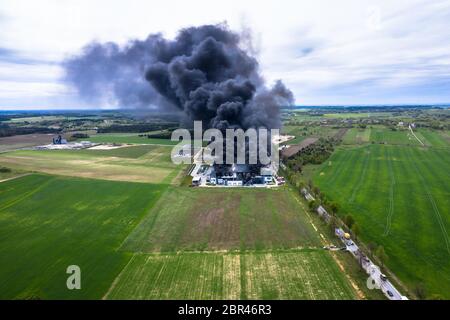 Top down Sicht der Rauchwolken von verbrannten Lagergebäude mit verbrannten Dach, Feuer Katastrophe Unfall in Cargo Logistics storehouse Stockfoto