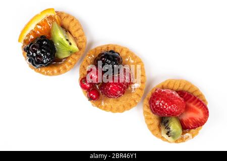 Einige Runden Gebäck mit gemischten Früchten auf einem weißen Oberfläche Stockfoto