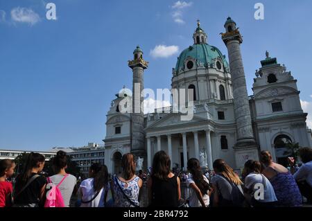 Die Karlskirche, die Kirche St. Charles im Zentrum von Wien. Die Kirche wurde 1737 geweiht und dem heiligen Charles Bo geweiht Stockfoto