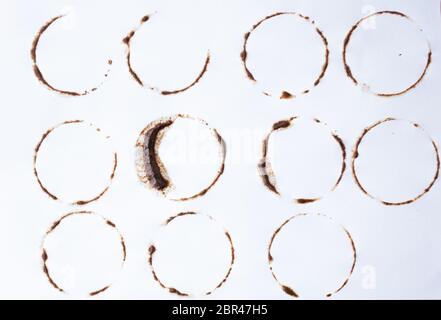 Kaffeeflecken auf weißem Hintergrund. mehrere Formen Stockfoto