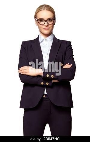 Studio shot von bestimmt Frau in Anzug mit verschränkten Armen steht. Stockfoto