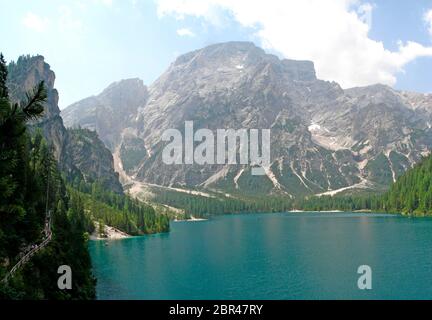 Umgeben von den hohen Bergen der Pragser Dolomiten liegt der idyllische Pragser Wildsee, Landschaft in Südtirol, Italien Umgeben von dem hohen Berg Stockfoto