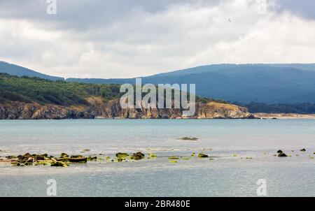 Die Berge und das Meer. Malerische Seenlandschaft. Ort, an dem der Ropotama Fluss, der ins Meer fließt. Die bulgarische Schwarzmeerküste. Selektive konzentrieren. Stockfoto