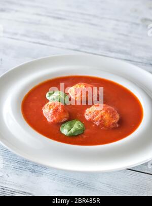 Teil der Tomatensuppe mit fleischklößchen Stockfoto