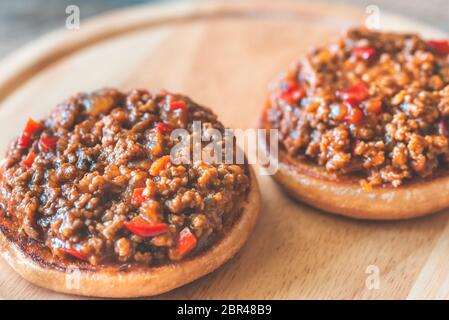 Sloppy Joe - American Sandwich auf dem Holzbrett Nahaufnahme Stockfoto