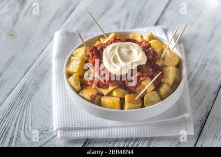 Teil der Patatas Bravas mit Soßen Stockfoto