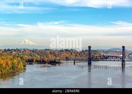 Burlington Northern Railroad Bridge und Mt. Motorhaube aus Portland, Oregon gesehen Stockfoto