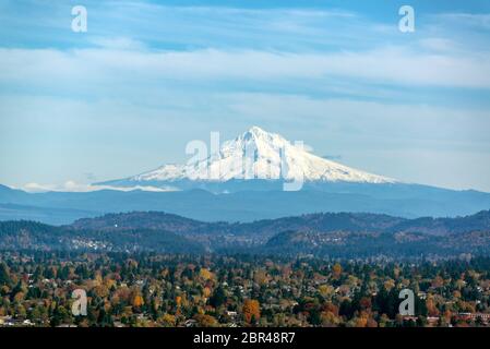 Ausblick auf den Mt. Haube und Wald bedeckten Hügeln wie von Portland, Oregon gesehen Stockfoto