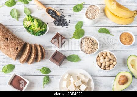 Sortiment von Magnesium-reichen Nahrungsmittel auf dem hölzernen Hintergrund Stockfoto