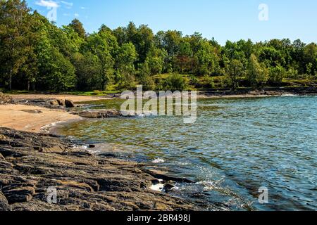 Panorama-Blick auf die felsige Küste der Insel Hovedoya im Hafen von Oslofjord in der Nähe von Oslo, Norwegen Stockfoto