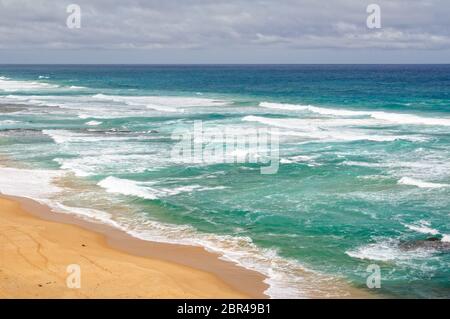 Sanfte Wellen waschen den Strand bei Gibson Steps in der Nähe der Twelve Apostles - Port Campbell, Victoria, Australien Stockfoto