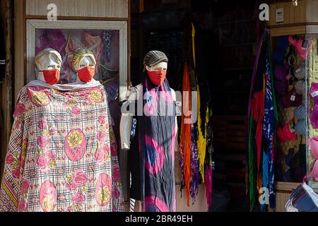 Jodhpur, Rajasthan, Indien - Mai 20 2020: Mannequins mit Maske auf Gesicht. Die Geschäfte werden nach Sperrbeschränkungen aufgrund der COVID-19-Pandemie wieder eröffnet. Stockfoto