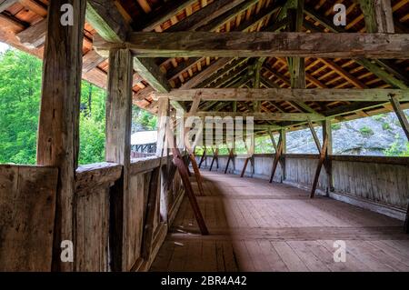 Historische hölzerne Brücke (ger. Hohe Brücke) in der Nähe der Wallfahrt von St. Georgenberg in Tirol Stockfoto