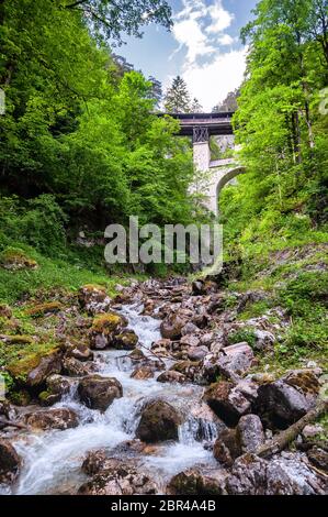 Historische hölzerne Brücke (ger. Hohe Brücke) in der Nähe der Wallfahrt von St. Georgenberg in Tirol Stockfoto