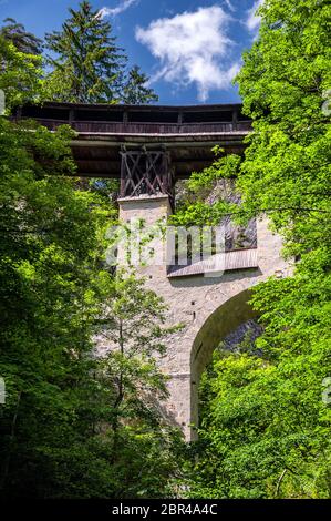 Historische hölzerne Brücke (ger. Hohe Brücke) in der Nähe der Wallfahrt von St. Georgenberg in Tirol Stockfoto