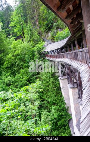 Historische hölzerne Brücke (ger. Hohe Brücke) in der Nähe der Wallfahrt von St. Georgenberg in Tirol Stockfoto