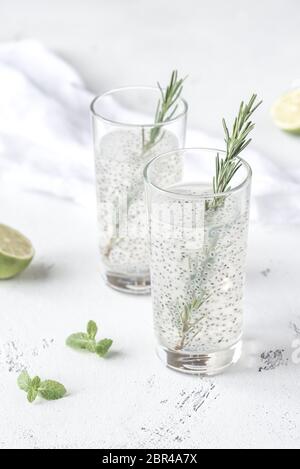 Zwei Gläser Basilikum Samen trinken Stockfoto