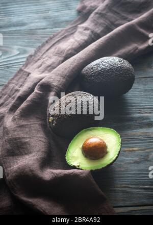 Hass Avocados auf dem hölzernen Hintergrund Stockfoto