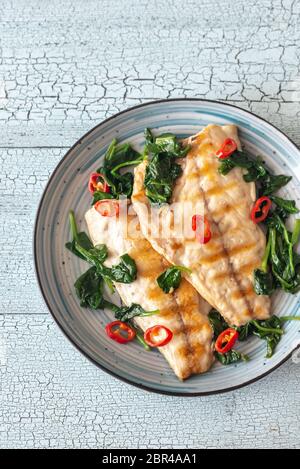 Gegrillte Dorade Fischfilet mit Spinat und Chili Stockfoto