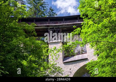 Historische hölzerne Brücke (ger. Hohe Brücke) in der Nähe der Wallfahrt von St. Georgenberg in Tirol Stockfoto