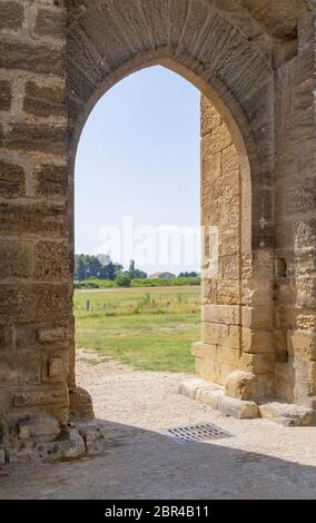 Stadtmauer mit Eingang einer Gemeinde namens Aigues-Mortes in Frankreich Stockfoto