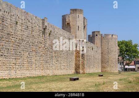 Stadtmauer einer Gemeinde namens Aigues-Mortes in Frankreich Stockfoto