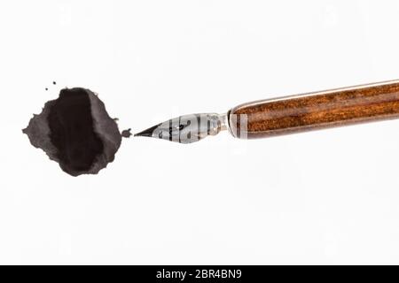 Ansicht von oben in schwarz lackiert nib braun Stifthalter und tupfen Sie mit schwarzer Tinte auf weißem Papier Stockfoto