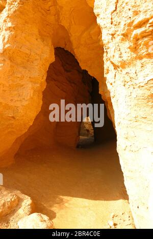 Faszinierende Erosionsaktate (eingestürzte Pfeife) in der halbwüstennahen Naturregion Bardenas Reales, UNESCO Biosphärenreservat, Navarra, Spanien Stockfoto