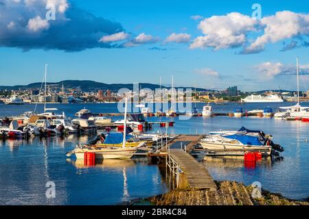 Oslo, Ostlandet / Norwegen - 2019/09/02: Panoramablick auf die Nakholmen-Inselmarina am Oslofjord-Hafen mit dem Stadtzentrum von Oslo im Hintergrund Stockfoto