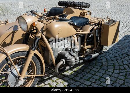 Militärmotorräder BMW R60, Foto aufgenommen in Steyr am Hauptplatz, ursprünglich restaurierter Seitenwagen aus dem 2. Weltkrieg. Stockfoto