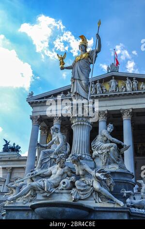 Österreichisches Parlament in Wien, Österreich. Das österreichische Parlamentsgebäude ist eine der beliebtesten Touristenattraktionen in Wien Stockfoto