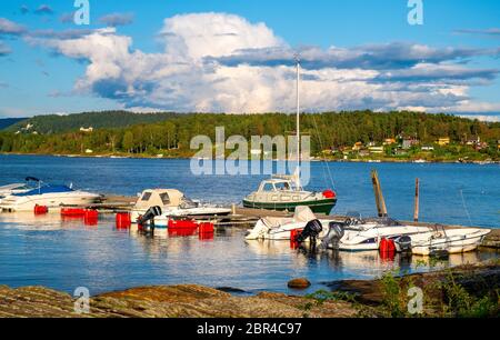 Oslo, Ostlandet / Norwegen - 2019/09/02: Panoramablick auf die Nakholmen-Inselmarina am Oslofjord-Hafen mit Lindoya-Insel im Hintergrund Stockfoto