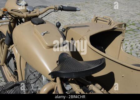 Militärmotorräder BMW R60, Foto aufgenommen in Steyr am Hauptplatz, ursprünglich restaurierter Seitenwagen aus dem 2. Weltkrieg. Stockfoto