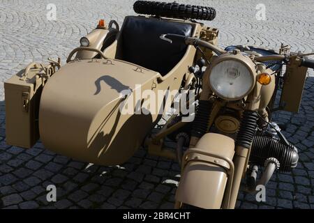 Militärmotorräder BMW R60, Foto aufgenommen in Steyr am Hauptplatz, ursprünglich restaurierter Seitenwagen aus dem 2. Weltkrieg. Stockfoto