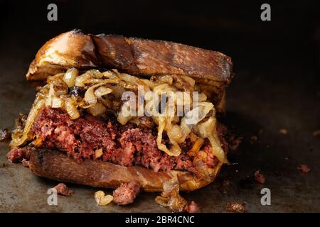 Nahaufnahme von rustikalem Corned Beef Sandwich Stockfoto