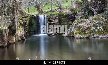 Wasserfälle in einem alten, verlassenen Mine in der extremadura Dehesa Stockfoto