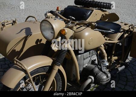 Militärmotorräder BMW R60, Foto aufgenommen in Steyr am Hauptplatz, ursprünglich restaurierter Seitenwagen aus dem 2. Weltkrieg. Stockfoto