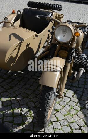 Militärmotorräder BMW R60, Foto aufgenommen in Steyr am Hauptplatz, ursprünglich restaurierter Seitenwagen aus dem 2. Weltkrieg. Stockfoto